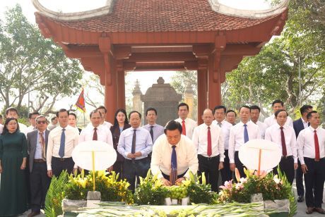 Dâng hương tưởng niệm Đại thi hào Nguyễn Du