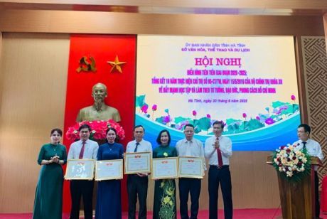 Sở Văn hóa, Thể thao và Du lịch Hà Tĩnh tuyên dương tập thể, cá nhân điển hình tiên tiến và tổng kết 10 năm thực hiện chỉ thị 05 của Bộ Chính trị