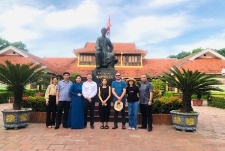 Đoàn Đại sứ quán Australia tại Hà Nội tham quan tại Di tích quốc gia đặc biệt Khu lưu niệm Nguyễn Du.