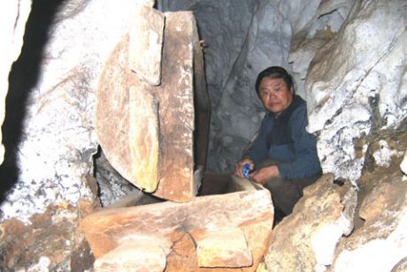 Tìm thấy mộ thân cây táng trong hang ở Thái Nguyên