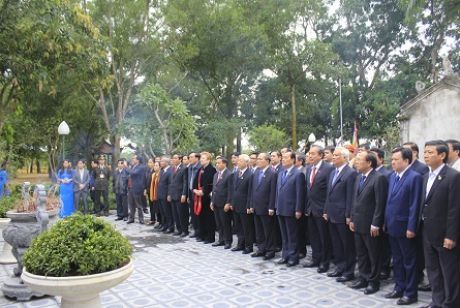 Lãnh đạo Đảng, Nhà nước dâng hương, hoa tưởng niệm tại di tích quốc gia đặc biệt khu lưu niệm Đại thi hào Nguyễn Du.