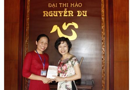 Tiếp nhận sách “Truyện Kiều và mô hình tự sự Nguyễn Du” từ Tiến sĩ Nguyễn Thị Bích Hồng.