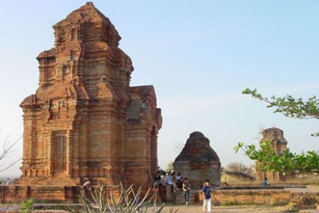 Sắp khai quật di tích cổ dưới tháp Chăm Bình Thuận