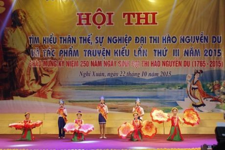 Học sinh trên quê hương Đại thi hào tìm hiều về Nguyễn Du và truyện Kiều.