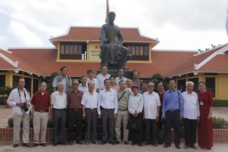 Liên hiệp Hội Văn học Nghệ thuật Hà Tĩnh tổ chức Lễ dâng hương tưởng niệm Đại thi hào Nguyễn Du.