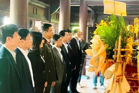 Bộ trưởng Bộ Tài nguyên - Môi trường dâng hương tại Di tích lịch sử Khu lưu niệm Nguyễn Du