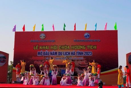 Khai hội chùa Hương Tích - mở đầu năm du lịch Hà Tĩnh 2023.
