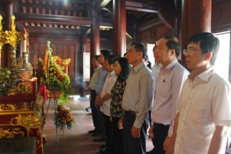 Đoàn cán bộ tỉnh Lâm Đồng dâng hương tưởng niệm Đại thi hào Nguyễn Du.