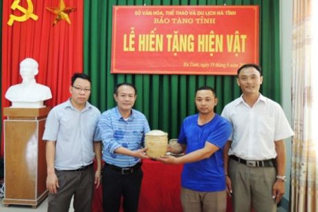 Tiếp nhận bộ sưu tập gốm sứ cổ do hai nhà sưu tầm cổ vật thuộc Chi hội Cổ vật Sông Lam - Nghệ An trao tặng
