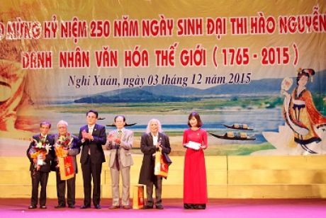 Biểu diễn trò Kiều trên quê hương Đại thi hào Nguyễn Du.