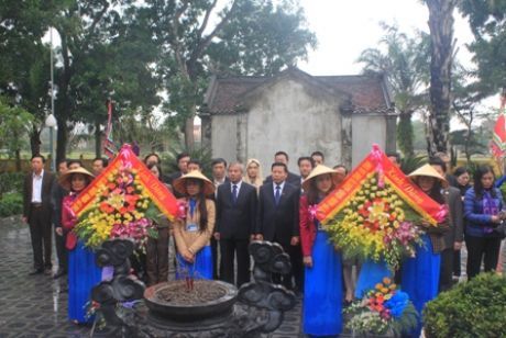 Lãnh đạo tỉnh Bắc Ninh dâng hương, tặng quà Khu lưu niệm Đại thi hào Nguyễn Du