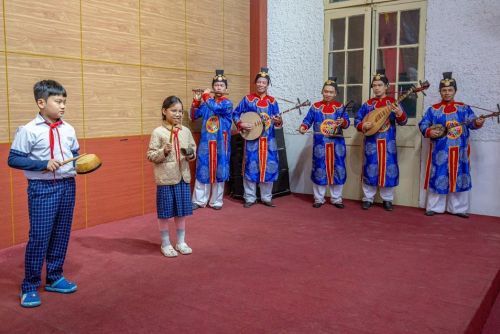 giao-duc-di-san-khong-chi-xem-va-nghe-